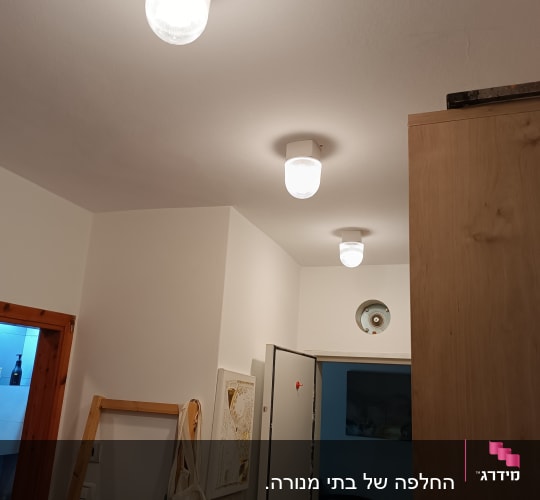 תאורה מותקנת בתקרה עם שלושה גופי תאורה